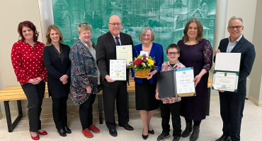 Longstanding Holy Cross Catholic School Volunteer Receives Provincial Senior Achievement Award